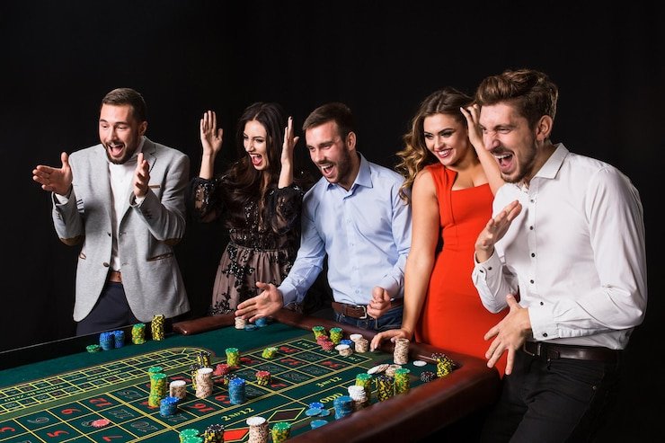 Permainan Domino QQ di platform dadu togel dengan kartu domino dan meja permainan